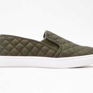 LIKE NEW STEVE MADDEN GREEN QUILTED SLIP ON SHOE